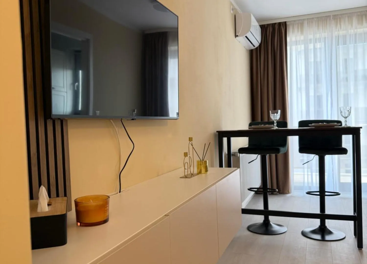 The Green Pine Studio - Hils Brauner Bucharest Apartment