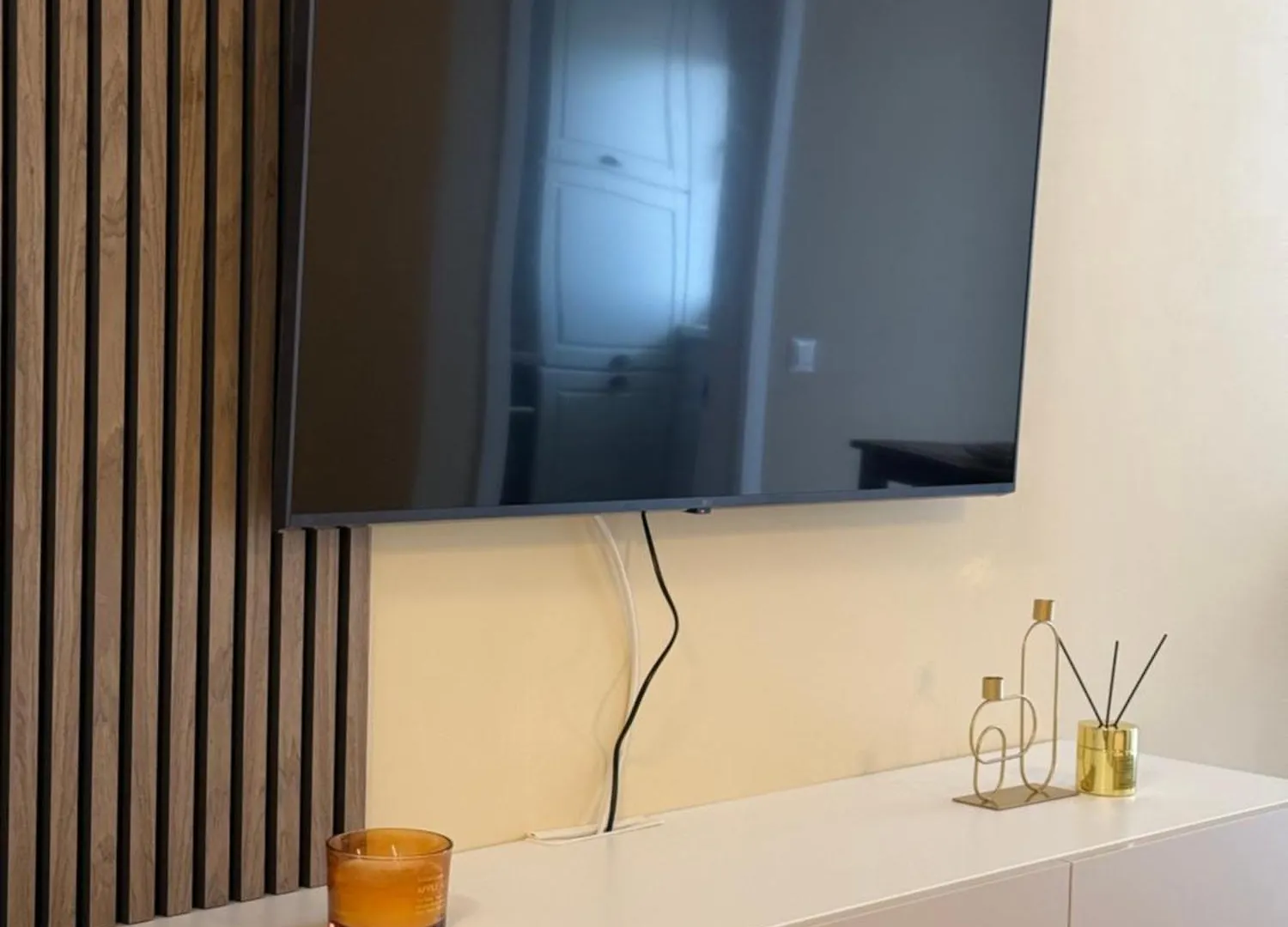 The Green Pine Studio - Hils Brauner Bucharest Apartment